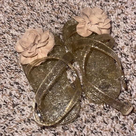 Gold Sandals with Flower. Size 5C - Picture 2 of 5